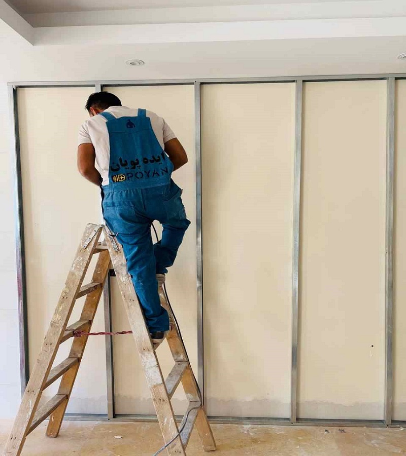 مراحل اجرای عایق صوتی روکار دیوار مشترک با استفاده از سیستم دکوپلینگ 