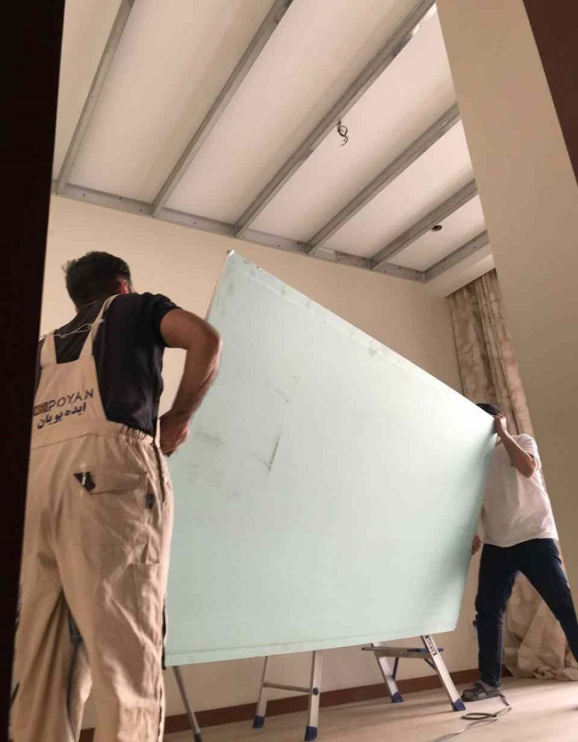 عایق صوتی سقف روکار درحین اجرا