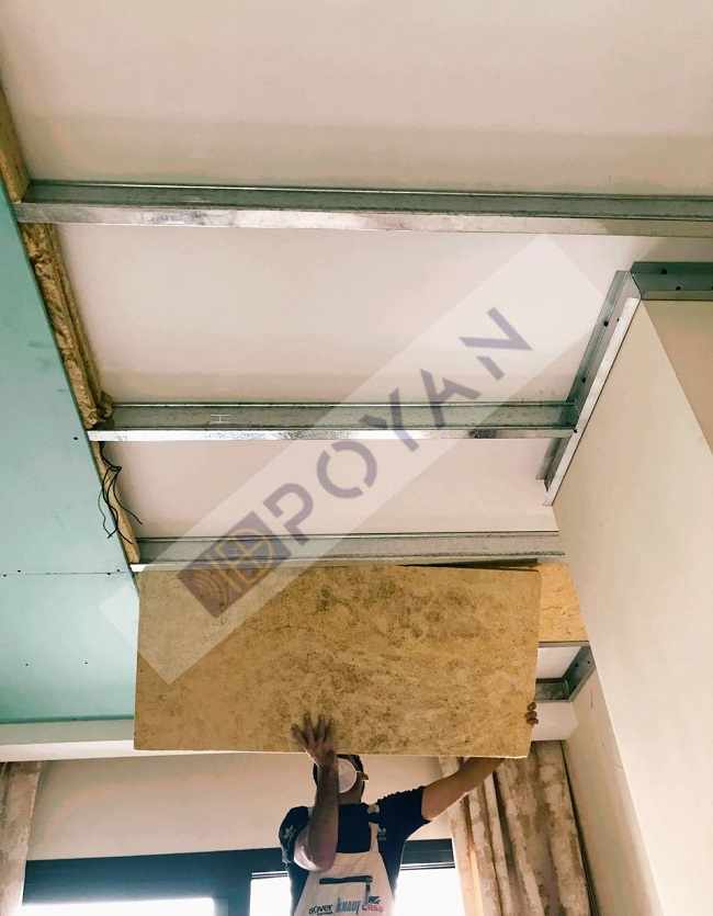 عایق صوتی سقف کوبه ای در حال نصب توسط نصاب