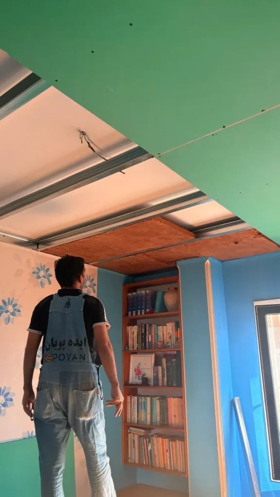 تصویر عایق صوتی کوبه ای سقف در حال نصب