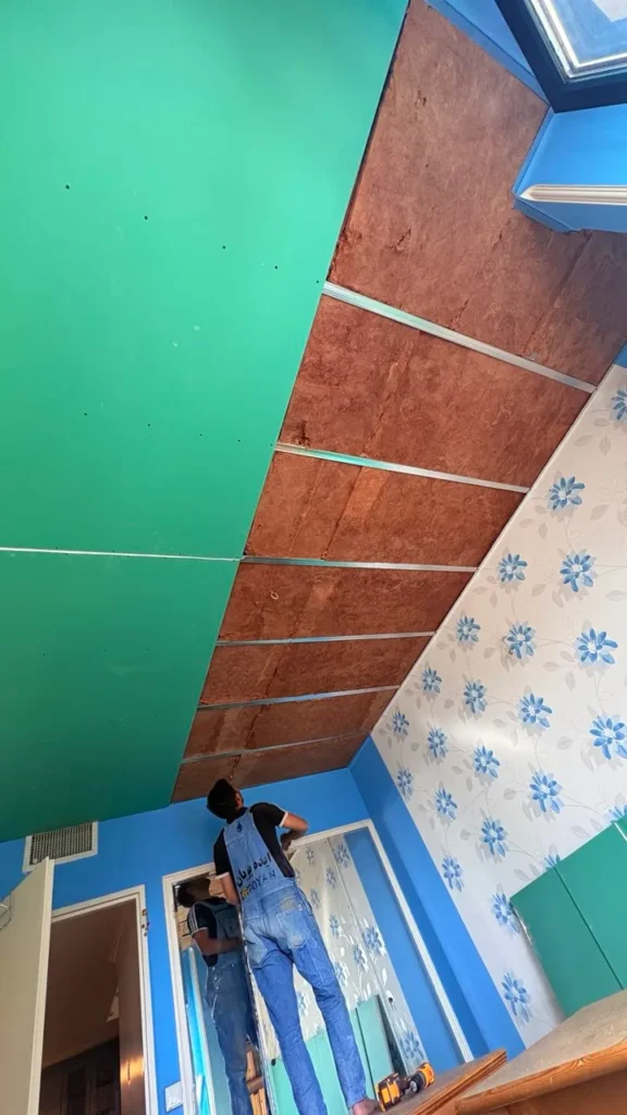 عکس عایق صوتی سقف کوبشی روکار درحال نیمه تکمیل